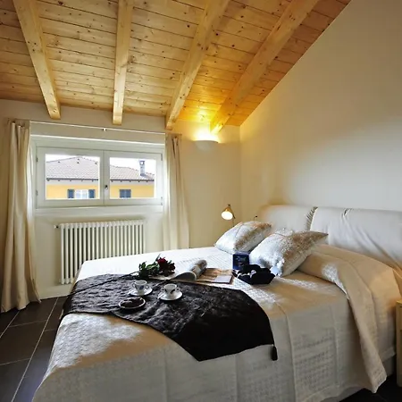 Apartment Sleeps 4 Air Con Gravedona